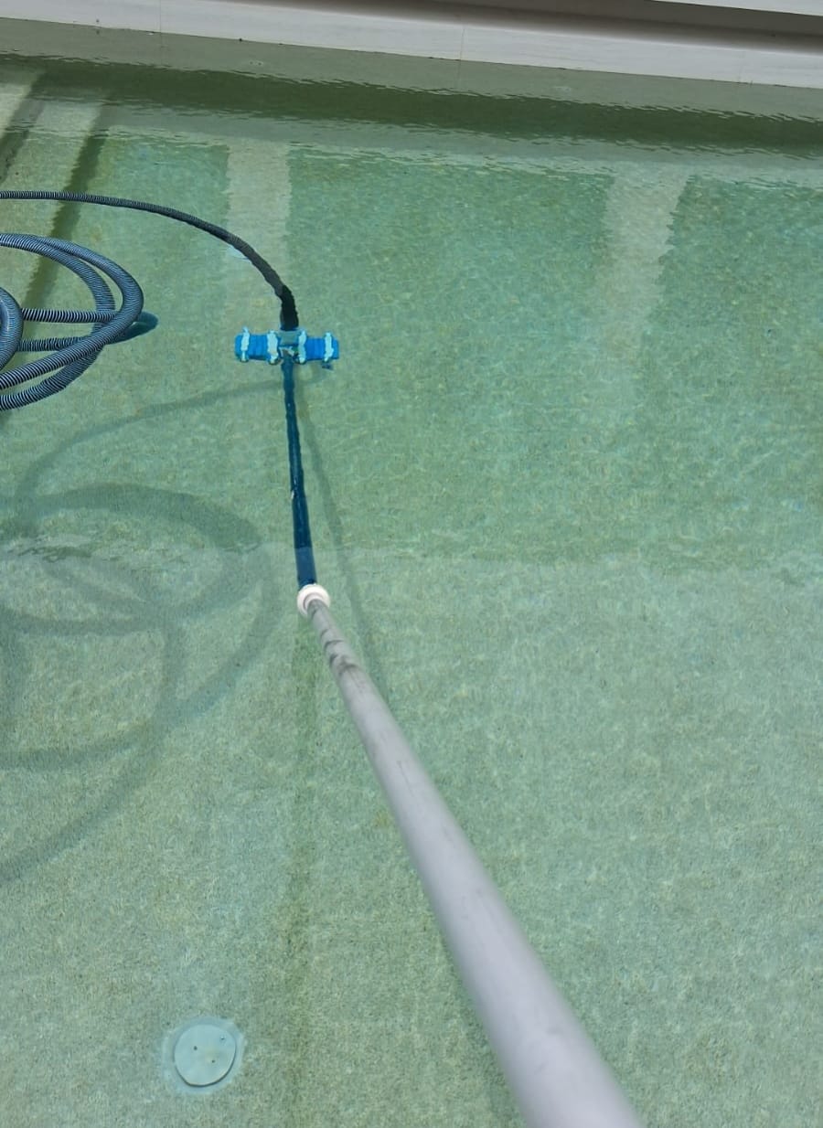 Herramienta de limpieza dentro del agua