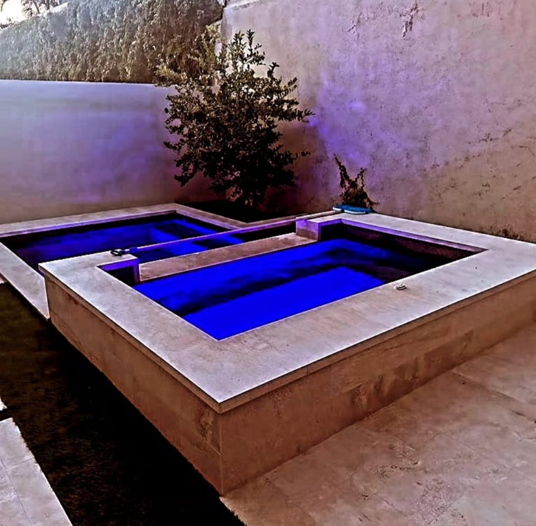Spa con iluminación azul y violeta
